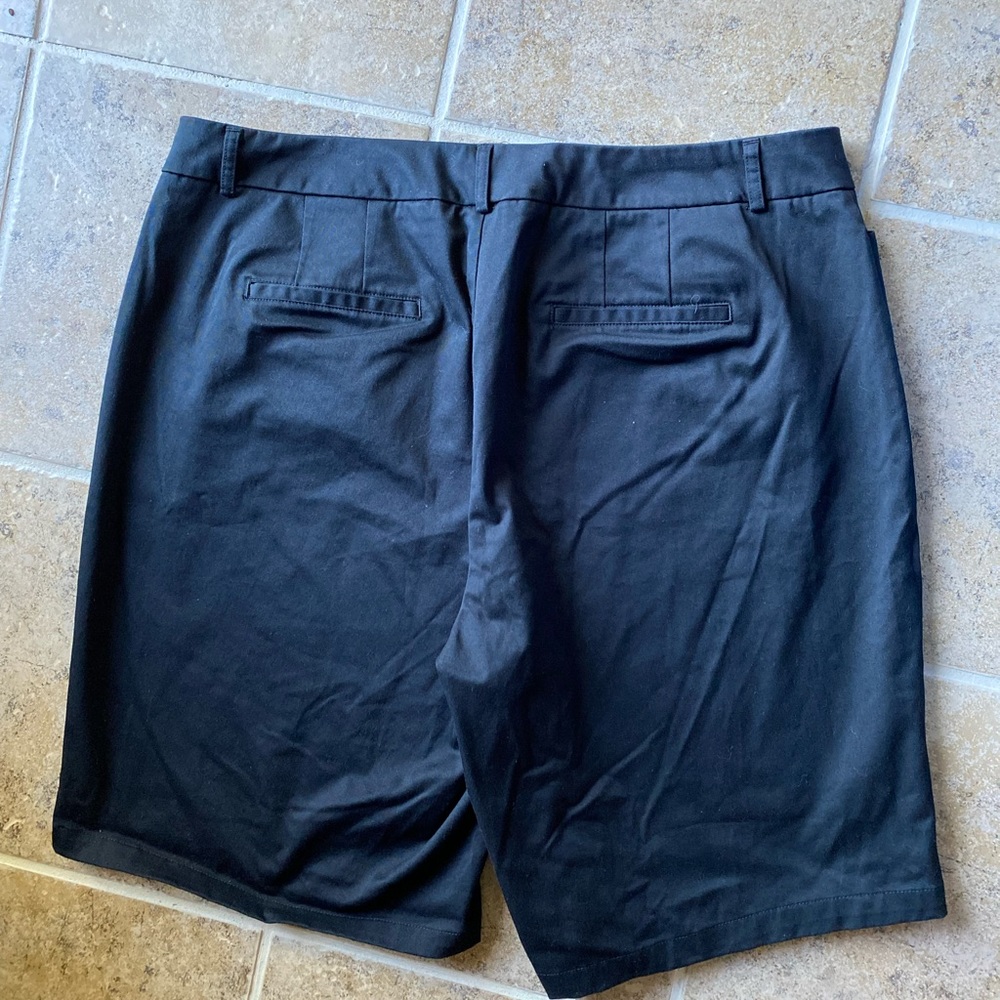 Dockers - Woman’s black (metro bermuda) high rise shorts, Size: 18W - Picture 2 of 7